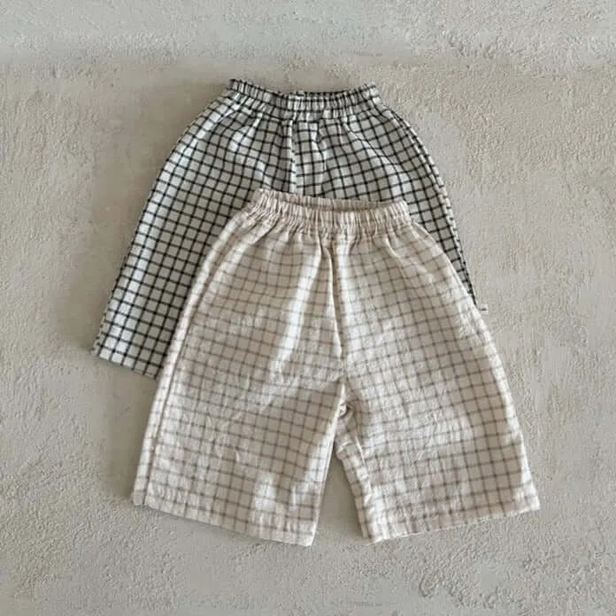 Checked Unisex Cropped Trousers (Black Check)